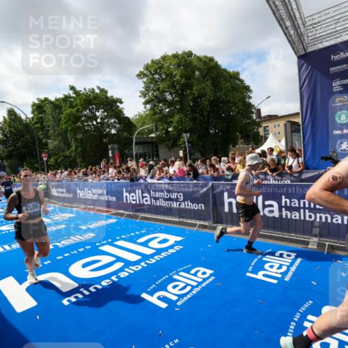 29.06.2025 - hella hamburg halbmarathon Zöllner http://msf.ph/oto/8406314 29.06.2025 10:41:16 Ziel 3332, 3618, 4205, 4380, 5387, 5709, 6901, 8122, 9659, 9711, 10375, 12434, 12895, 17834 meine-sportfotos.de