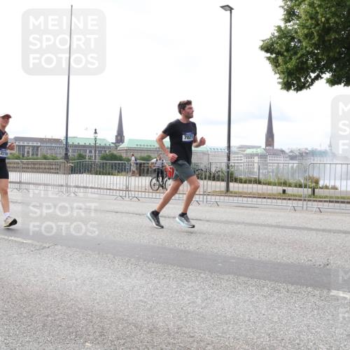 29.06.2025 - hella hamburg halbmarathon Lena Gebhardt http://msf.ph/oto/8406316 29.06.2025 10:24:24 Lombardsbrücke 4464, 122101, 7021, 1005, 1009, 1064, 1352, 1389, 1395, 1444, 2132, 2280, 2477, 2944, 3013, 3053, 3099, 3113, 3132, 3185, 3285, 3421, 3579, 3786, 4111, 4162, 4221, 4464, 4597, 4684, 4719, 4993, 5039, 5138, 5258, 5260, 5661, 5829, 5830, 5954, 6261, 6478, 6524, 6526, 6570, 7013, 7426, 7528, 7920, 7975, 8141, 8167, 8187, 8297, 8502, 8717, 9063, 9217, 10907, 11306, 11347, 11415, 11651, 12070, 12210, 12303, 13111, 13113, 13380, 13573, 13638, 13711, 14143, 15975 meine-sportfotos.de