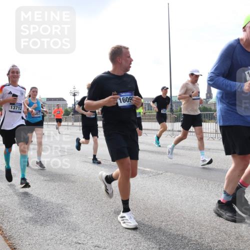 29.06.2025 - hella hamburg halbmarathon Lena Gebhardt http://msf.ph/oto/8406319 29.06.2025 10:16:40 Lombardsbrücke 9664, 13712, 357, 1609, 16100, 000, 1117, 1212, 1240, 1244, 1403, 1599, 1602, 1825, 2347, 2835, 2912, 3030, 3088, 3134, 3156, 3176, 3450, 3484, 3648, 3687, 4478, 4583, 4637, 5036, 5037, 5294, 6024, 6328, 6488, 6742, 6941, 6948, 7114, 7115, 7158, 7358, 7360, 7753, 7924, 8295, 8317, 8513, 8597, 8619, 8645, 8707, 8847, 8857, 9091, 9208, 9332, 9492, 9628, 9664, 9676, 9810, 9881, 10076, 10139, 10141, 10183, 10232, 11344, 11345 meine-sportfotos.de