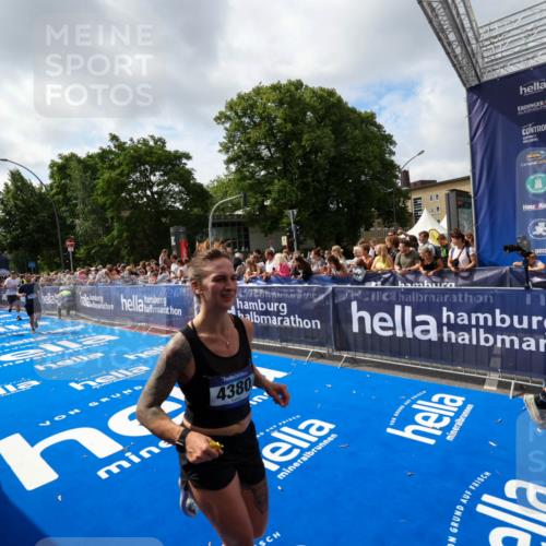 29.06.2025 - hella hamburg halbmarathon Zöllner http://msf.ph/oto/8406322 29.06.2025 10:41:17 Ziel 3332, 4205, 4380, 5387, 5709, 6901, 8122, 9711, 10375, 12434, 12895, 17834 meine-sportfotos.de