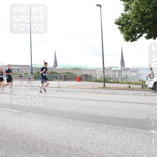 29.06.2025 - hella hamburg halbmarathon Lena Gebhardt http://msf.ph/oto/8406325 29.06.2025 10:58:45 Lombardsbrücke 1646, 1380, 1326, 1365, 1380, 1514, 1646, 1845, 2057, 2449, 2621, 2649, 2929, 3231, 3373, 3416, 3540, 3565, 3868, 4042, 4043, 4225, 4294, 4577, 4648, 5159, 5655, 5732, 5988, 6010, 6167, 6330, 6341, 6554, 6588, 6633, 6638, 6702, 6927, 7095, 7096, 7443, 7617, 7664, 7870, 7933, 7957, 7967, 8489, 8545, 8547, 8592, 8631, 8701, 8752, 9123, 9221, 9225, 9239, 9563, 9636, 9889, 9960, 9982, 10498 meine-sportfotos.de