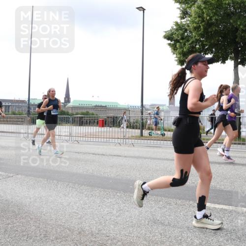29.06.2025 - hella hamburg halbmarathon Lena Gebhardt http://msf.ph/oto/8406335 29.06.2025 10:41:19 Lombardsbrücke 11851, 16454, 1314, 1317, 1536, 1542, 1623, 1731, 2153, 2229, 2258, 2805, 2858, 3344, 3532, 3533, 3623, 4234, 4412, 4415, 4530, 4610, 4638, 4774, 4775, 5086, 5225, 5549, 5688, 5689, 5753, 5928, 5942, 6088, 6098, 6250, 6474, 6793, 6842, 6894, 7022, 7023, 7661, 7821, 7829, 8293, 8385, 8429, 8430, 8586, 8751, 8769, 8848, 8878, 8992, 9009, 9237, 9962, 10181, 10269, 10348, 10407, 10483, 10644, 10835, 11053, 11166 meine-sportfotos.de