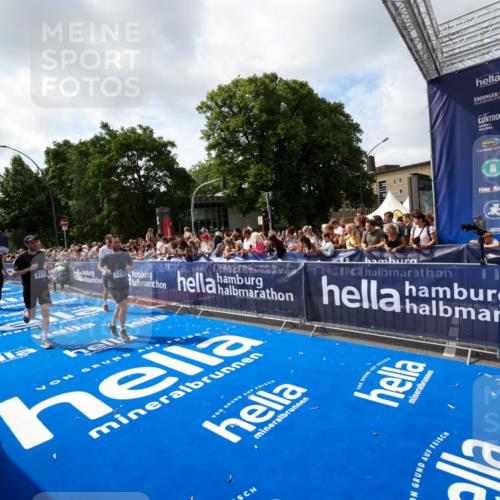 29.06.2025 - hella hamburg halbmarathon Zöllner http://msf.ph/oto/8406341 29.06.2025 10:41:18 Ziel 3332, 4205, 5387, 6901, 8122, 9711, 10375, 12434, 12895, 13876, 17834, 18764 meine-sportfotos.de