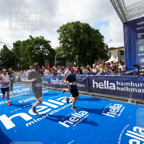 29.06.2025 - hella hamburg halbmarathon Zöllner http://msf.ph/oto/8406349 29.06.2025 10:41:19 Ziel 3332, 4205, 4303, 5387, 6901, 8122, 9711, 10375, 12434, 12895, 13876, 17834, 18764 meine-sportfotos.de