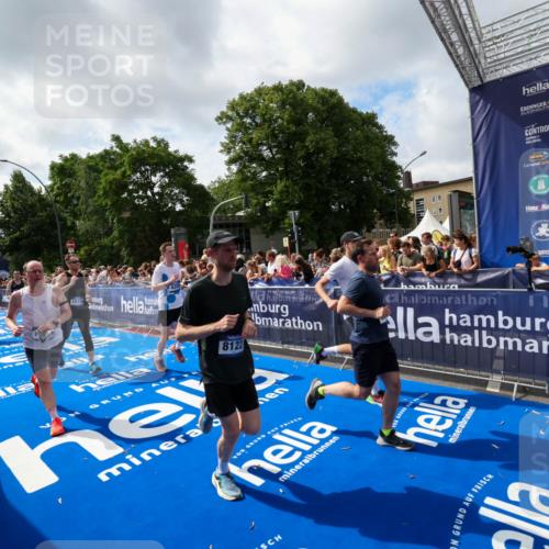 29.06.2025 - hella hamburg halbmarathon Zöllner http://msf.ph/oto/8406357 29.06.2025 10:41:20 Ziel 1570, 3332, 4205, 4303, 5387, 6901, 9711, 10375, 12434, 12895, 13876, 17834, 18764 meine-sportfotos.de