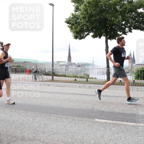 29.06.2025 - hella hamburg halbmarathon Lena Gebhardt http://msf.ph/oto/8406366 29.06.2025 10:24:25 Lombardsbrücke 4464, 122, 7021, 1005, 1009, 1064, 1352, 1389, 1395, 1444, 2132, 2280, 2477, 2944, 3013, 3053, 3099, 3113, 3132, 3185, 3285, 3421, 3579, 3786, 4111, 4162, 4221, 4464, 4597, 4684, 4719, 4993, 5039, 5138, 5258, 5260, 5661, 5829, 5830, 5954, 6261, 6478, 6524, 6526, 6570, 7013, 7426, 7528, 7920, 7975, 8141, 8167, 8187, 8297, 8717, 9063, 10907, 11306, 11347, 11415, 11651, 12070, 12210, 12303, 13111, 13113, 13380, 13573, 13638, 13711, 14143, 15975 meine-sportfotos.de