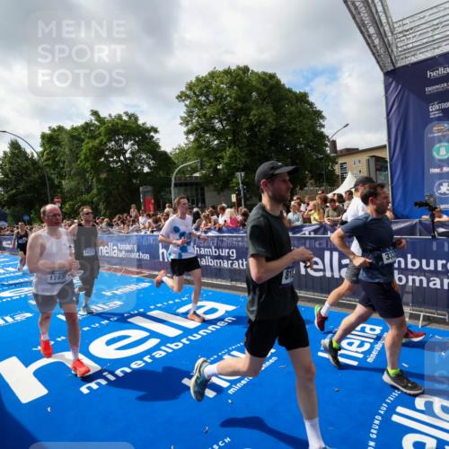 29.06.2025 - hella hamburg halbmarathon Zöllner http://msf.ph/oto/8406367 29.06.2025 10:41:20 Ziel 1570, 3332, 4205, 4303, 5387, 6901, 9711, 10375, 12434, 12895, 13876, 17834, 18764 meine-sportfotos.de