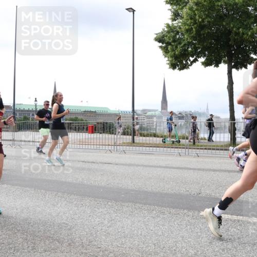 29.06.2025 - hella hamburg halbmarathon Lena Gebhardt http://msf.ph/oto/8406368 29.06.2025 10:41:20 Lombardsbrücke 11851, 1314, 1317, 1536, 1542, 1623, 1731, 2153, 2229, 2258, 2805, 2858, 3344, 3532, 3533, 3623, 4234, 4412, 4415, 4530, 4610, 4638, 4774, 4775, 5086, 5225, 5549, 5688, 5689, 5928, 5942, 6088, 6098, 6250, 6474, 6793, 6842, 6894, 7022, 7023, 7661, 7821, 7829, 8293, 8385, 8586, 8751, 8769, 8848, 8878, 8992, 9009, 9237, 9962, 10181, 10269, 10348, 10407, 10483, 10644, 10835, 11011, 11053, 11166 meine-sportfotos.de