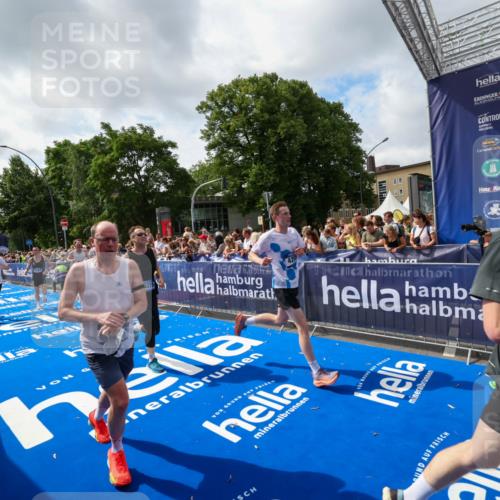 29.06.2025 - hella hamburg halbmarathon Zöllner http://msf.ph/oto/8406377 29.06.2025 10:41:20 Ziel 1570, 3332, 4205, 4303, 5387, 6901, 9711, 10375, 12434, 12895, 13876, 17834, 18764 meine-sportfotos.de