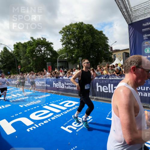 29.06.2025 - hella hamburg halbmarathon Zöllner http://msf.ph/oto/8406385 29.06.2025 10:41:21 Ziel 1570, 4205, 4303, 5387, 6771, 6901, 7432, 9711, 10375, 12434, 13876, 16816, 17834, 18764 meine-sportfotos.de