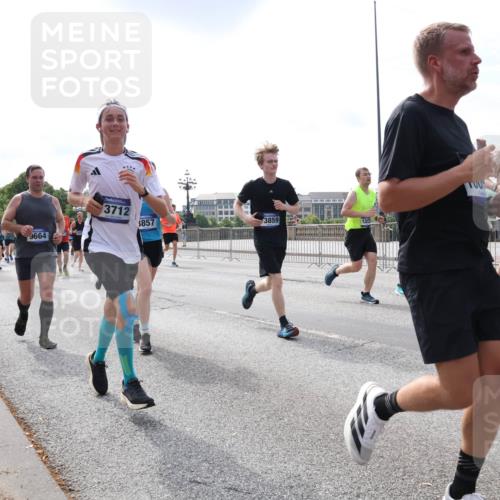 29.06.2025 - hella hamburg halbmarathon Lena Gebhardt http://msf.ph/oto/8406388 29.06.2025 10:16:41 Lombardsbrücke 9664, 3712, 857, 3859, 11236, 1117, 1212, 1240, 1244, 1403, 1599, 1602, 1825, 2347, 2835, 2912, 3030, 3088, 3134, 3156, 3176, 3450, 3484, 3648, 3687, 4478, 4583, 4637, 5036, 5037, 5294, 6024, 6328, 6488, 6742, 6941, 6948, 7114, 7115, 7158, 7358, 7360, 7753, 7924, 7928, 8295, 8317, 8513, 8597, 8619, 8645, 8707, 8847, 8857, 9091, 9208, 9332, 9492, 9628, 9664, 9676, 9810, 9881, 10076, 10139, 10141, 10183, 10232, 11344, 11345 meine-sportfotos.de