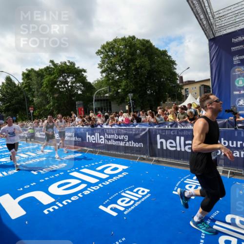 29.06.2025 - hella hamburg halbmarathon Zöllner http://msf.ph/oto/8406394 29.06.2025 10:41:21 Ziel 1570, 4205, 4303, 5387, 6771, 6901, 7432, 9711, 10375, 12434, 13876, 16816, 17834, 18764 meine-sportfotos.de
