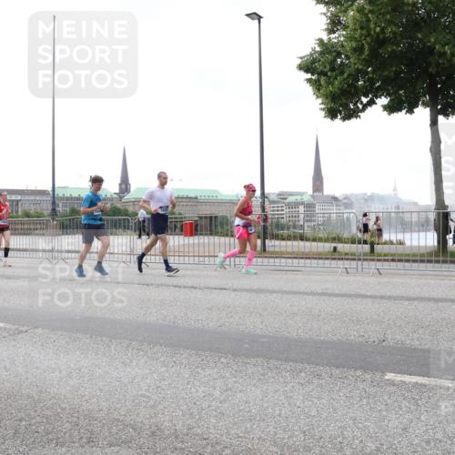 29.06.2025 - hella hamburg halbmarathon Lena Gebhardt http://msf.ph/oto/8406398 29.06.2025 10:50:28 Lombardsbrücke 1259, 1828, 1930, 2047, 3184, 3203, 3647, 3680, 3701, 3710, 3805, 3838, 3897, 4090, 4168, 4642, 4695, 4961, 5119, 5131, 5751, 5997, 6680, 6830, 7133, 7161, 7505, 7677, 7721, 7722, 7755, 7938, 8254, 8299, 8833, 8834, 9096, 9168, 9605, 9933, 9940, 10060, 10286, 10437, 10617, 10744, 11030, 11426, 11696, 11716, 11760, 12079, 12392, 12393, 13127, 13128, 13381, 13744, 13846, 13887, 14102, 14144, 14505, 14591, 14940, 15017, 15230, 15416, 15626 meine-sportfotos.de