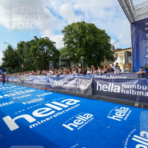 29.06.2025 - hella hamburg halbmarathon Zöllner http://msf.ph/oto/8406399 29.06.2025 10:10:39 Ziel 43 meine-sportfotos.de