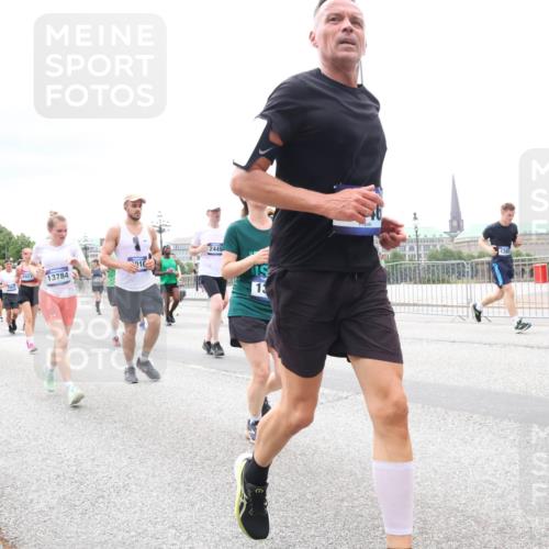 29.06.2025 - hella hamburg halbmarathon Lena Gebhardt http://msf.ph/oto/8406402 29.06.2025 10:58:46 Lombardsbrücke 13784, 1326, 1365, 1380, 1514, 1646, 1845, 2057, 2449, 2621, 2649, 2929, 3231, 3373, 3416, 3540, 3565, 3868, 3966, 4042, 4043, 4225, 4294, 4577, 4648, 5159, 5211, 5400, 5655, 5732, 5988, 6010, 6167, 6301, 6330, 6341, 6554, 6588, 6633, 6638, 6702, 6927, 7095, 7096, 7443, 7617, 7870, 7933, 7957, 7967, 8489, 8545, 8547, 8592, 8631, 8701, 8752, 9123, 9221, 9225, 9239, 9563, 9636, 9889, 9960, 9982, 10498 meine-sportfotos.de
