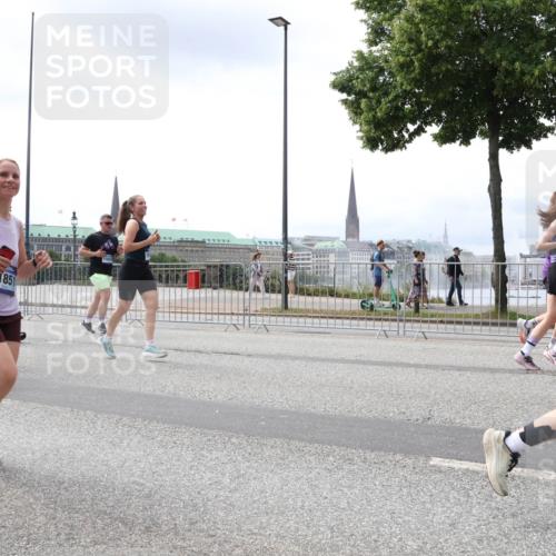 29.06.2025 - hella hamburg halbmarathon Lena Gebhardt http://msf.ph/oto/8406403 29.06.2025 10:41:20 Lombardsbrücke 12, 1851, 1314, 1317, 1536, 1542, 1623, 1731, 2153, 2229, 2258, 2805, 2858, 3344, 3532, 3533, 3623, 4234, 4412, 4415, 4530, 4610, 4638, 4774, 4775, 5086, 5225, 5549, 5688, 5689, 5928, 5942, 6088, 6098, 6250, 6474, 6793, 6842, 6894, 7022, 7023, 7661, 7821, 7829, 8293, 8385, 8586, 8751, 8769, 8848, 8878, 8992, 9009, 9237, 9962, 10181, 10269, 10348, 10407, 10483, 10644, 10835, 11011, 11053, 11166 meine-sportfotos.de