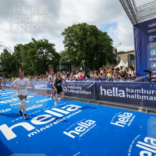 29.06.2025 - hella hamburg halbmarathon Zöllner http://msf.ph/oto/8406408 29.06.2025 10:41:22 Ziel 1570, 4303, 5387, 6771, 6901, 7432, 9711, 10783, 12434, 13876, 16816, 18764 meine-sportfotos.de
