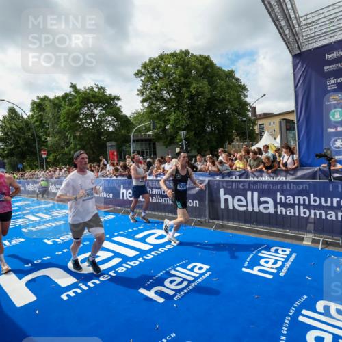 29.06.2025 - hella hamburg halbmarathon Zöllner http://msf.ph/oto/8406416 29.06.2025 10:41:22 Ziel 1570, 4303, 5387, 6771, 6901, 7432, 9711, 10783, 12434, 13876, 16816, 18764 meine-sportfotos.de
