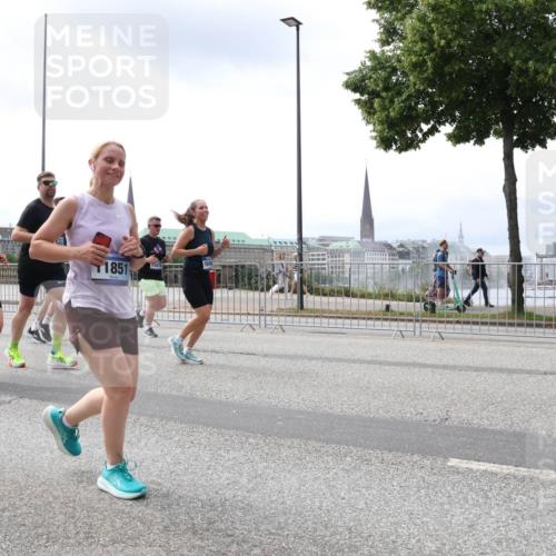 29.06.2025 - hella hamburg halbmarathon Lena Gebhardt http://msf.ph/oto/8406428 29.06.2025 10:41:20 Lombardsbrücke 1851, 1314, 1317, 1536, 1542, 1623, 1731, 2153, 2229, 2258, 2805, 2858, 3344, 3532, 3533, 3623, 4234, 4412, 4415, 4530, 4610, 4638, 4774, 4775, 5086, 5225, 5549, 5688, 5689, 5928, 5942, 6088, 6098, 6250, 6474, 6793, 6842, 6894, 7022, 7023, 7661, 7821, 7829, 8293, 8385, 8586, 8751, 8769, 8848, 8878, 8992, 9009, 9237, 9962, 10181, 10269, 10348, 10407, 10483, 10644, 10835, 11011, 11053, 11166 meine-sportfotos.de