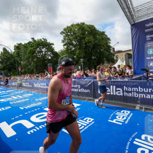 29.06.2025 - hella hamburg halbmarathon Zöllner http://msf.ph/oto/8406435 29.06.2025 10:41:23 Ziel 1570, 4303, 5387, 6771, 6901, 7432, 9711, 10783, 12434, 13876, 16816, 18509, 18764 meine-sportfotos.de