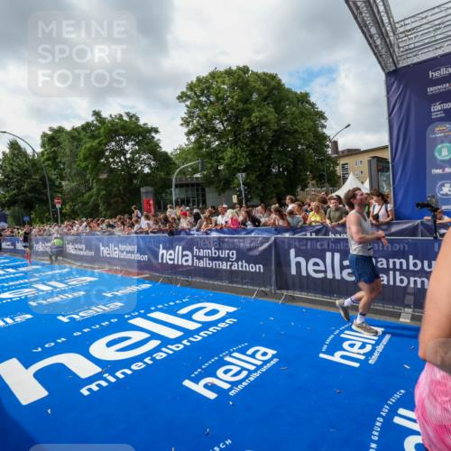 29.06.2025 - hella hamburg halbmarathon Zöllner http://msf.ph/oto/8406442 29.06.2025 10:41:23 Ziel 1570, 4303, 5387, 6771, 6901, 7432, 9711, 10783, 12434, 13876, 16816, 18509, 18764 meine-sportfotos.de