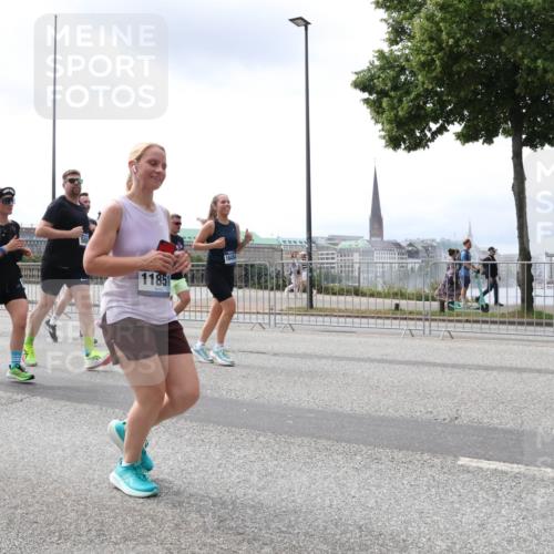 29.06.2025 - hella hamburg halbmarathon Lena Gebhardt http://msf.ph/oto/8406459 29.06.2025 10:41:20 Lombardsbrücke 5224, 508, 11851, 1314, 1317, 1536, 1542, 1623, 1731, 2153, 2229, 2258, 2805, 2858, 3344, 3532, 3533, 3623, 4234, 4412, 4415, 4530, 4610, 4638, 4774, 4775, 5086, 5225, 5549, 5688, 5689, 5928, 5942, 6088, 6098, 6250, 6474, 6793, 6842, 6894, 7022, 7023, 7661, 7821, 7829, 8293, 8385, 8586, 8751, 8769, 8848, 8878, 8992, 9009, 9237, 9962, 10181, 10269, 10348, 10407, 10483, 10644, 10835, 11011, 11053, 11166 meine-sportfotos.de