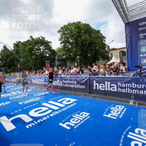 29.06.2025 - hella hamburg halbmarathon Zöllner http://msf.ph/oto/8406467 29.06.2025 10:41:25 Ziel 1570, 4303, 6771, 7432, 7774, 10783, 13876, 14555, 16816, 18412, 18509, 18573, 18764 meine-sportfotos.de