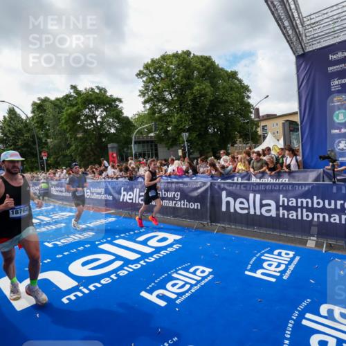 29.06.2025 - hella hamburg halbmarathon Zöllner http://msf.ph/oto/8406473 29.06.2025 10:41:26 Ziel 1570, 2797, 3204, 4303, 6771, 7432, 7774, 7796, 10783, 13876, 14555, 16816, 18412, 18509, 18573, 18764 meine-sportfotos.de