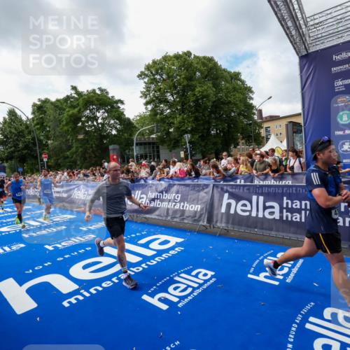 29.06.2025 - hella hamburg halbmarathon Zöllner http://msf.ph/oto/8406494 29.06.2025 10:41:27 Ziel 1570, 2797, 3204, 4303, 4893, 6771, 7432, 7774, 7796, 10783, 13876, 14555, 16816, 17882, 18412, 18509, 18573, 18764 meine-sportfotos.de