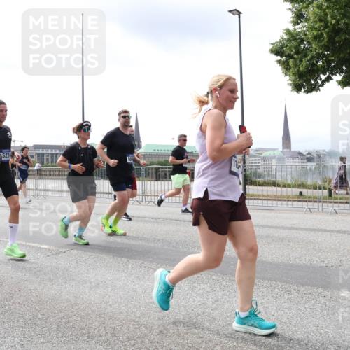 29.06.2025 - hella hamburg halbmarathon Lena Gebhardt http://msf.ph/oto/8406498 29.06.2025 10:41:20 Lombardsbrücke 1314, 1317, 1536, 1542, 1623, 1731, 2153, 2229, 2258, 2805, 2858, 3344, 3532, 3533, 3623, 4234, 4412, 4415, 4530, 4610, 4638, 4774, 4775, 5086, 5225, 5549, 5688, 5689, 5928, 5942, 6088, 6098, 6250, 6474, 6793, 6842, 6894, 7022, 7023, 7661, 7821, 7829, 8293, 8385, 8586, 8751, 8769, 8848, 8878, 8992, 9009, 9237, 9962, 10181, 10269, 10348, 10407, 10483, 10644, 10835, 11011, 11053, 11166 meine-sportfotos.de
