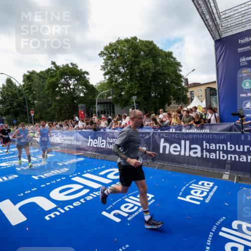 29.06.2025 - hella hamburg halbmarathon Zöllner http://msf.ph/oto/8406501 29.06.2025 10:41:28 Ziel 1570, 2797, 3204, 4303, 4893, 6771, 7432, 7774, 7796, 10783, 14555, 16816, 17882, 18412, 18509, 18573 meine-sportfotos.de