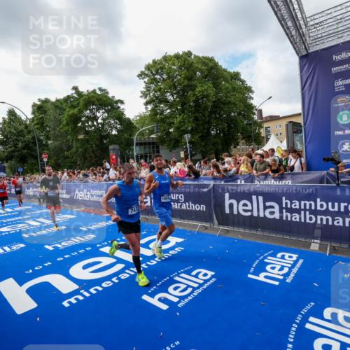 29.06.2025 - hella hamburg halbmarathon Zöllner http://msf.ph/oto/8406513 29.06.2025 10:41:29 Ziel 1570, 2797, 3204, 4893, 5987, 6771, 7432, 7774, 7796, 10783, 14555, 16816, 17159, 17882, 18412, 18509, 18573 meine-sportfotos.de