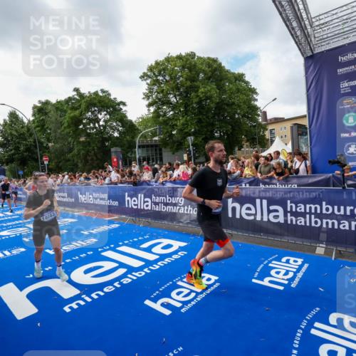 29.06.2025 - hella hamburg halbmarathon Zöllner http://msf.ph/oto/8406527 29.06.2025 10:41:30 Ziel 2579, 2797, 3204, 4893, 5987, 6771, 7432, 7774, 7796, 10783, 12588, 14555, 16816, 17159, 17882, 18412, 18509, 18573 meine-sportfotos.de