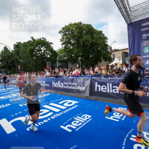 29.06.2025 - hella hamburg halbmarathon Zöllner http://msf.ph/oto/8406533 29.06.2025 10:41:30 Ziel 2579, 2797, 3204, 4893, 5987, 6771, 7432, 7774, 7796, 10783, 12588, 14555, 16816, 17159, 17882, 18412, 18509, 18573 meine-sportfotos.de