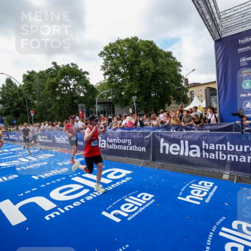 29.06.2025 - hella hamburg halbmarathon Zöllner http://msf.ph/oto/8406540 29.06.2025 10:41:31 Ziel 2579, 2797, 3204, 4893, 5987, 7774, 7796, 8358, 10783, 12588, 13457, 14555, 17159, 17882, 18412, 18509, 18573 meine-sportfotos.de