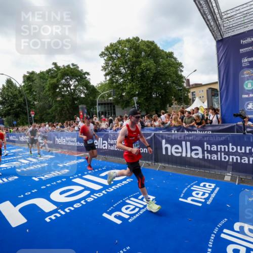 29.06.2025 - hella hamburg halbmarathon Zöllner http://msf.ph/oto/8406547 29.06.2025 10:41:31 Ziel 2579, 2797, 3204, 4893, 5987, 7774, 7796, 8358, 10783, 12588, 13457, 14555, 17159, 17882, 18412, 18509, 18573 meine-sportfotos.de