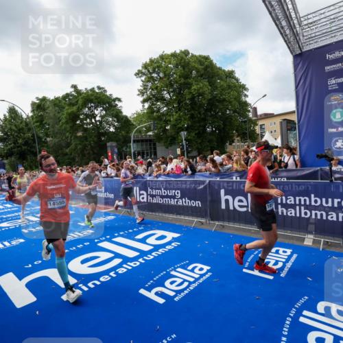 29.06.2025 - hella hamburg halbmarathon Zöllner http://msf.ph/oto/8406553 29.06.2025 10:41:32 Ziel 2579, 2797, 3204, 4893, 5987, 7774, 7796, 8358, 10894, 12588, 13457, 14275, 14555, 17159, 17882, 18412, 18442, 18509, 18573 meine-sportfotos.de
