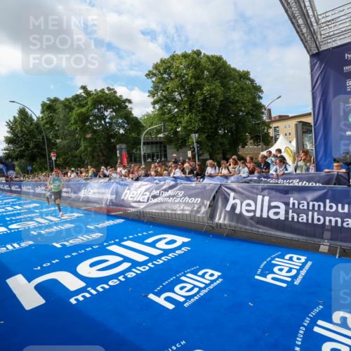 29.06.2025 - hella hamburg halbmarathon Zöllner http://msf.ph/oto/8406554 29.06.2025 10:11:03 Ziel 17888 meine-sportfotos.de