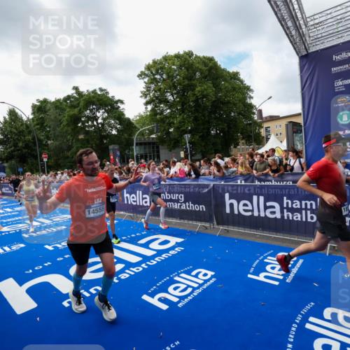 29.06.2025 - hella hamburg halbmarathon Zöllner http://msf.ph/oto/8406562 29.06.2025 10:41:32 Ziel 2579, 2797, 3204, 4893, 5987, 7774, 7796, 8358, 10894, 12588, 13457, 14275, 14555, 17159, 17882, 18412, 18442, 18509, 18573 meine-sportfotos.de