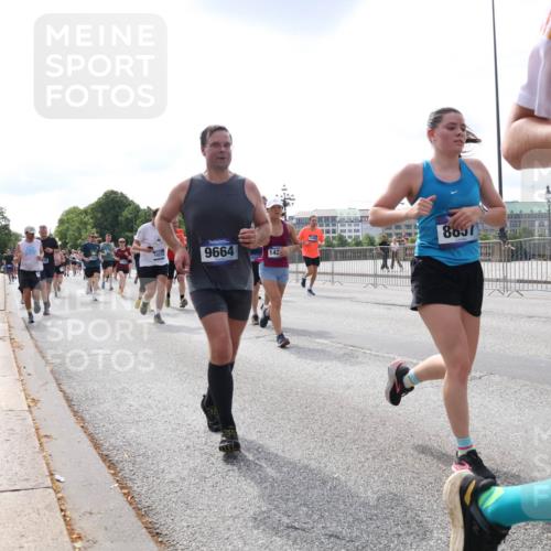 29.06.2025 - hella hamburg halbmarathon Lena Gebhardt http://msf.ph/oto/8406568 29.06.2025 10:16:42 Lombardsbrücke 10232, 9664, 142, 8857, 1117, 1212, 1240, 1244, 1403, 1599, 1602, 1825, 2347, 2912, 3030, 3088, 3134, 3156, 3176, 3450, 3484, 3648, 3687, 4478, 4583, 4637, 5036, 5037, 5294, 6024, 6328, 6488, 6742, 6941, 6948, 7114, 7115, 7158, 7358, 7360, 7753, 7924, 7928, 8295, 8317, 8513, 8597, 8619, 8645, 8707, 8847, 8857, 9091, 9208, 9332, 9492, 9628, 9664, 9676, 9810, 9881, 10076, 10139, 10141, 10183, 10232, 11344, 11345 meine-sportfotos.de