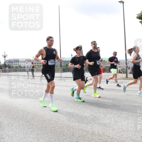 29.06.2025 - hella hamburg halbmarathon Lena Gebhardt http://msf.ph/oto/8406570 29.06.2025 10:41:21 Lombardsbrücke 4775, 15224, 1314, 1317, 1509, 1536, 1542, 1623, 1731, 2153, 2229, 2258, 2805, 3344, 3532, 3533, 3623, 4234, 4412, 4415, 4610, 4638, 4774, 4775, 5086, 5225, 5549, 5688, 5689, 5928, 5942, 6088, 6098, 6250, 6474, 6793, 6842, 6894, 7022, 7023, 7661, 7821, 7829, 8162, 8163, 8293, 8385, 8586, 8751, 8769, 8848, 8878, 8992, 9009, 9237, 9962, 10181, 10269, 10348, 10407, 10483, 10644, 10835, 11011, 11053, 11166 meine-sportfotos.de