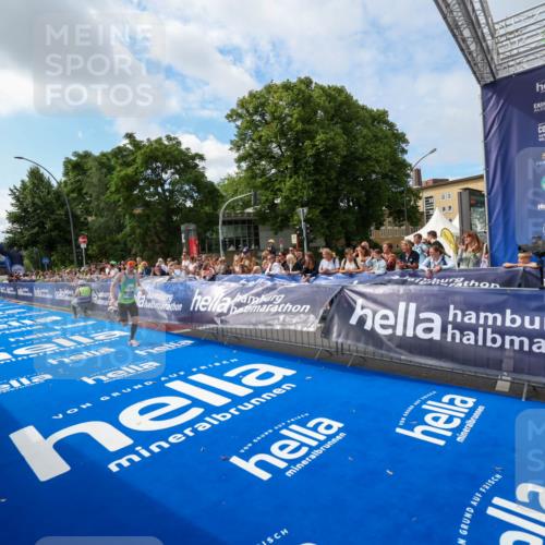 29.06.2025 - hella hamburg halbmarathon Zöllner http://msf.ph/oto/8406577 29.06.2025 10:11:04 Ziel 17888 meine-sportfotos.de
