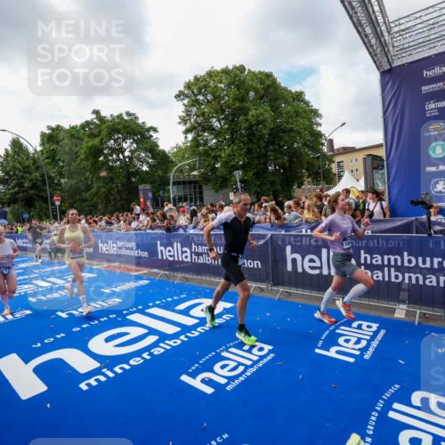 29.06.2025 - hella hamburg halbmarathon Zöllner http://msf.ph/oto/8406582 29.06.2025 10:41:33 Ziel 2579, 2797, 3204, 4893, 5987, 7774, 7796, 8358, 10894, 12588, 13457, 14275, 14555, 17159, 17882, 18412, 18442, 18491, 18573 meine-sportfotos.de