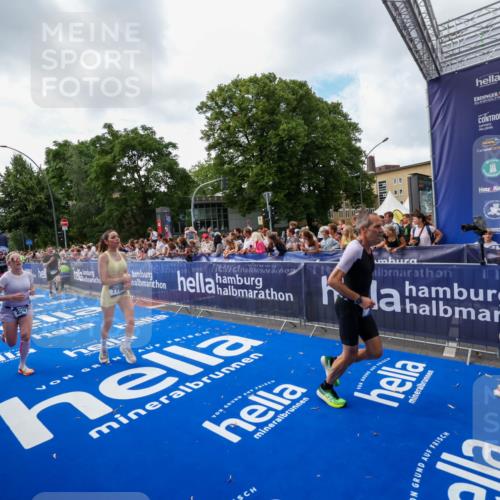 29.06.2025 - hella hamburg halbmarathon Zöllner http://msf.ph/oto/8406590 29.06.2025 10:41:33 Ziel 2579, 2797, 3204, 4893, 5987, 7774, 7796, 8358, 10894, 12588, 13457, 14275, 14555, 17159, 17882, 18412, 18442, 18491, 18573 meine-sportfotos.de