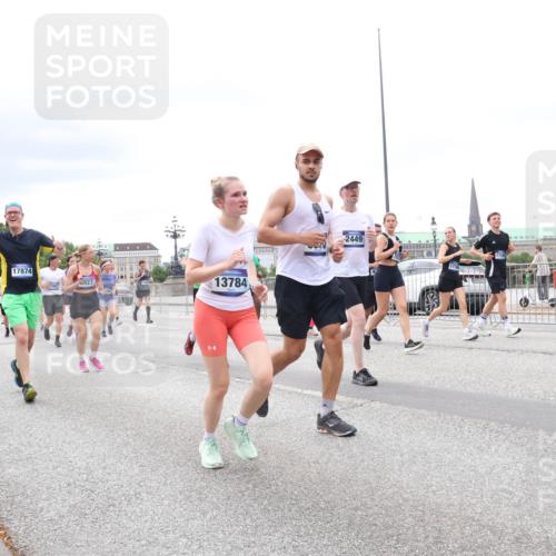 29.06.2025 - hella hamburg halbmarathon Lena Gebhardt http://msf.ph/oto/8406593 29.06.2025 10:58:47 Lombardsbrücke 17874, 10026, 796, 6927, 13784, 2449, 1326, 1365, 1380, 1514, 1646, 1845, 2057, 2449, 2621, 2649, 2929, 3231, 3373, 3416, 3540, 3565, 3868, 3966, 4042, 4043, 4225, 4294, 4312, 4577, 4648, 5016, 5159, 5211, 5400, 5655, 5732, 5988, 6010, 6167, 6301, 6330, 6341, 6554, 6588, 6633, 6638, 6702, 6927, 7095, 7096, 7443, 7870, 7933, 7957, 7967, 8489, 8545, 8547, 8592, 8631, 8701, 8752, 9123, 9221, 9225, 9239, 9563, 9889, 9960, 9982, 10498 meine-sportfotos.de