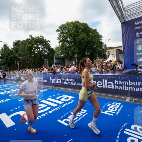 29.06.2025 - hella hamburg halbmarathon Zöllner http://msf.ph/oto/8406620 29.06.2025 10:41:34 Ziel 2579, 2797, 3204, 4893, 5987, 7774, 7796, 8358, 9885, 10894, 12588, 13457, 14275, 14555, 16084, 17159, 17882, 18412, 18442, 18491 meine-sportfotos.de