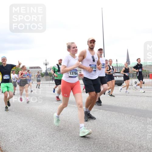 29.06.2025 - hella hamburg halbmarathon Lena Gebhardt http://msf.ph/oto/8406630 29.06.2025 10:58:47 Lombardsbrücke 17874, 10026, 7967, 6927, 859, 13784, 5010, 149, 1326, 1365, 1380, 1514, 1646, 1845, 2057, 2449, 2621, 2649, 2929, 3231, 3373, 3416, 3540, 3565, 3868, 3966, 4042, 4043, 4225, 4294, 4312, 4577, 4648, 5016, 5159, 5211, 5400, 5655, 5732, 5988, 6010, 6167, 6301, 6330, 6341, 6554, 6588, 6633, 6638, 6702, 6927, 7095, 7096, 7443, 7870, 7933, 7957, 7967, 8489, 8545, 8547, 8592, 8631, 8701, 8752, 9123, 9221, 9225, 9239, 9563, 9889, 9960, 9982, 10498 meine-sportfotos.de