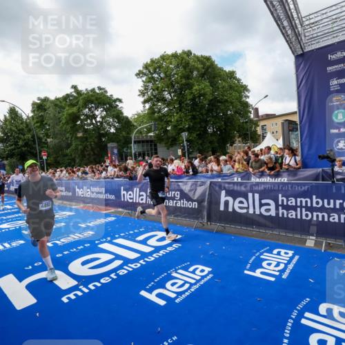 29.06.2025 - hella hamburg halbmarathon Zöllner http://msf.ph/oto/8406632 29.06.2025 10:41:35 Ziel 2579, 2797, 3204, 4893, 5987, 7796, 8358, 9885, 10894, 12588, 13457, 14275, 16084, 17159, 17882, 18442, 18491 meine-sportfotos.de