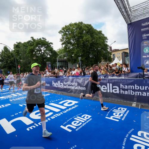 29.06.2025 - hella hamburg halbmarathon Zöllner http://msf.ph/oto/8406638 29.06.2025 10:41:36 Ziel 2579, 4893, 5987, 8358, 9885, 10894, 12588, 13457, 13714, 14275, 16084, 17159, 17882, 18442, 18491 meine-sportfotos.de