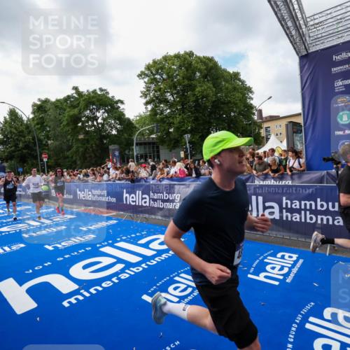 29.06.2025 - hella hamburg halbmarathon Zöllner http://msf.ph/oto/8406643 29.06.2025 10:41:36 Ziel 2579, 4893, 5987, 8358, 9885, 10894, 12588, 13457, 13714, 14275, 16084, 17159, 17882, 18442, 18491 meine-sportfotos.de